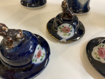Een Chinees famille rose kaststel van vijf vazen met floraal decor op blauwe fondkleur, Qianlong