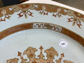 Een grote Chinese schotel met ijzerrood en verguld ornamentaal decor, Qianlong