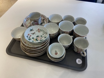 19 Chinese famille rose koppen en 15 schotels, Qianlong