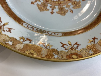 Een grote Chinese schotel met ijzerrood en verguld ornamentaal decor, Qianlong