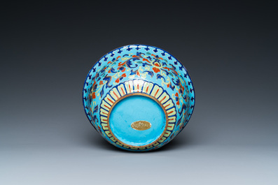 Une coupe &agrave; &eacute;pices &agrave; d&eacute;cor d'un lotus et un bol en &eacute;maux de Canton, Chine, Qianlong/Jiaqing