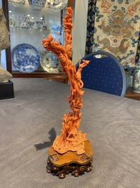 Een Chinese bloedkoralen sculptuur van Xiwangmu op een rots, 19/20e eeuw