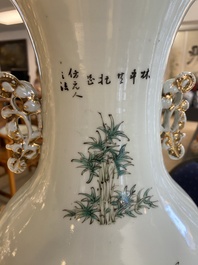 Een paar Chinese famille rose vazen, gesigneerd Yu Yongfeng 余永豐, gedateerd 1922