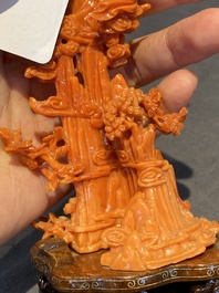 Een Chinese bloedkoralen sculptuur van Xiwangmu op een rots, 19/20e eeuw