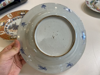 Een paar Chinese Imari-stijl borden met 'Parasoldames' naar Cornelis Pronk, Qianlong