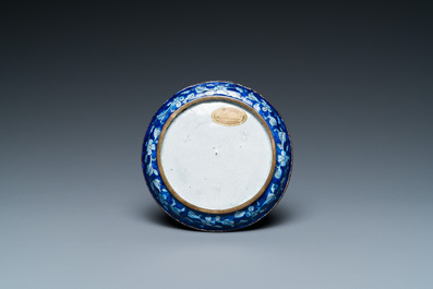 Une coupe &agrave; &eacute;pices &agrave; d&eacute;cor d'un lotus et un bol en &eacute;maux de Canton, Chine, Qianlong/Jiaqing