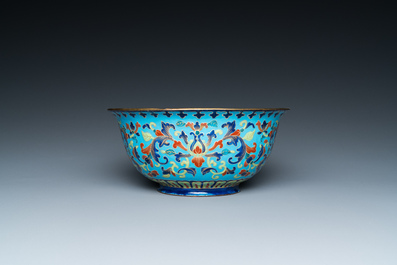Une coupe &agrave; &eacute;pices &agrave; d&eacute;cor d'un lotus et un bol en &eacute;maux de Canton, Chine, Qianlong/Jiaqing