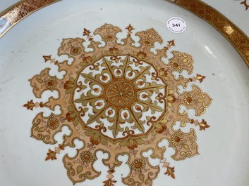 Een grote Chinese schotel met ijzerrood en verguld ornamentaal decor, Qianlong