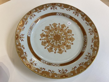 Een grote Chinese schotel met ijzerrood en verguld ornamentaal decor, Qianlong