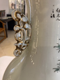 Een paar Chinese famille rose vazen, gesigneerd Yu Yongfeng 余永豐, gedateerd 1922