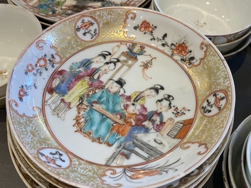19 Chinese famille rose koppen en 15 schotels, Qianlong