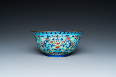 Une coupe &agrave; &eacute;pices &agrave; d&eacute;cor d'un lotus et un bol en &eacute;maux de Canton, Chine, Qianlong/Jiaqing