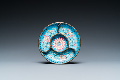 Une coupe &agrave; &eacute;pices &agrave; d&eacute;cor d'un lotus et un bol en &eacute;maux de Canton, Chine, Qianlong/Jiaqing