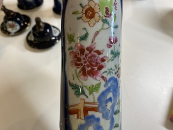 Een Chinees famille rose kaststel van vijf vazen met floraal decor op blauwe fondkleur, Qianlong