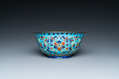 Une coupe &agrave; &eacute;pices &agrave; d&eacute;cor d'un lotus et un bol en &eacute;maux de Canton, Chine, Qianlong/Jiaqing