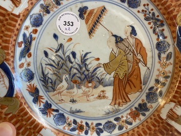 Een paar Chinese Imari-stijl borden met 'Parasoldames' naar Cornelis Pronk, Qianlong