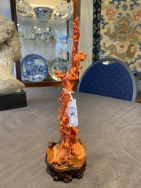 Een Chinese bloedkoralen sculptuur van Xiwangmu op een rots, 19/20e eeuw