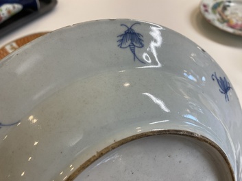 Een paar Chinese Imari-stijl borden met 'Parasoldames' naar Cornelis Pronk, Qianlong