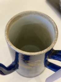 Een Chinese poederblauwe koffiepot met verguld decor, Kangxi