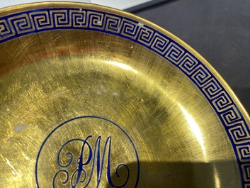 Onze soucoupes et dix tasses en porcelaine de Chine monogramm&eacute;es 'PM' sur fond dor&eacute;, Yongzheng/Qianlong