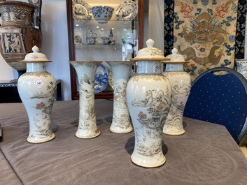 Een Chinees grisaille kaststel van vijf vazen met landschapsdecor, Yongzheng