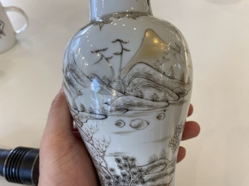 Een Chinees grisaille kaststel van vijf vazen met landschapsdecor, Yongzheng