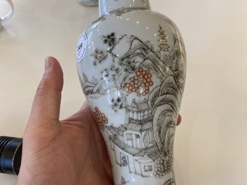 Een Chinees grisaille kaststel van vijf vazen met landschapsdecor, Yongzheng