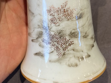 Een Chinees grisaille kaststel van vijf vazen met landschapsdecor, Yongzheng