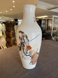 Een Chinese ijzerrode en grisaille 'Shou Lao en Lan Caihe' vaas, Hongxian merk, Republiek