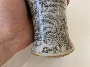 Een Chinees grisaille kaststel van vijf vazen met landschapsdecor, Yongzheng