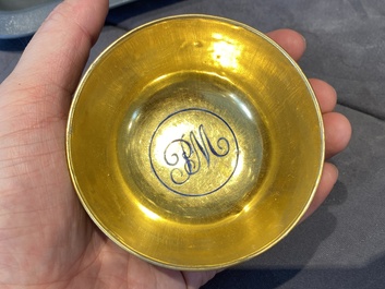 Onze soucoupes et dix tasses en porcelaine de Chine monogramm&eacute;es 'PM' sur fond dor&eacute;, Yongzheng/Qianlong