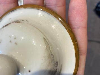 Een Chinees grisaille kaststel van vijf vazen met landschapsdecor, Yongzheng
