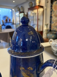Een Chinese poederblauwe koffiepot met verguld decor, Kangxi