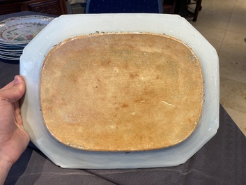 Een Chinese octagonale famille rose schotel met decor van tabaksbladeren, Qianlong