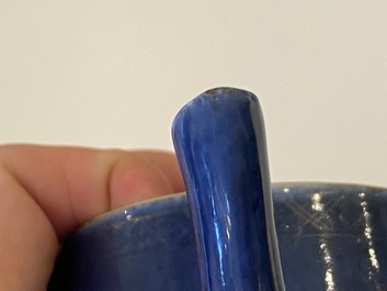 Een Chinese poederblauwe koffiepot met verguld decor, Kangxi