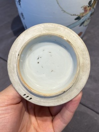 Een Chinese qianjiang cai dekselpot met decor van antiquiteiten, gesigneerd Xu Pinheng 許品衡, gedateerd 1903