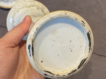 Een Chinees grisaille kaststel van vijf vazen met landschapsdecor, Yongzheng