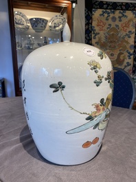 Een Chinese qianjiang cai dekselpot met decor van antiquiteiten, gesigneerd Xu Pinheng 許品衡, gedateerd 1903