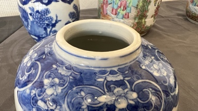 Een paar Chinese Canton famille rose vazen en een paar blauw-witte dekselpotten, 19e eeuw