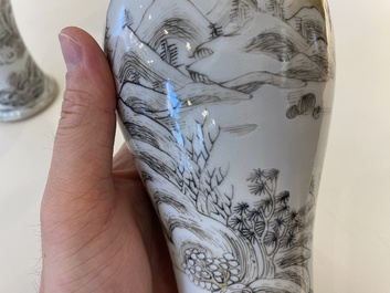 Een Chinees grisaille kaststel van vijf vazen met landschapsdecor, Yongzheng