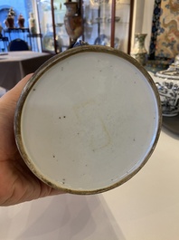 Een Chinese poederblauwe koffiepot met verguld decor, Kangxi