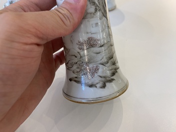 Een Chinees grisaille kaststel van vijf vazen met landschapsdecor, Yongzheng