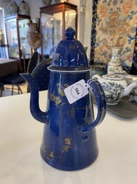 Een Chinese poederblauwe koffiepot met verguld decor, Kangxi