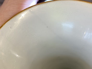 Een Chinees grisaille kaststel van vijf vazen met landschapsdecor, Yongzheng