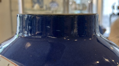 Een Chinese famille verte dekselvaas met poederblauwe fondkleur en een cloisonn&eacute; rouleau vaas, 19e eeuw
