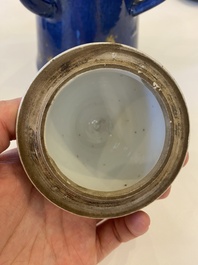 Een Chinese poederblauwe koffiepot met verguld decor, Kangxi