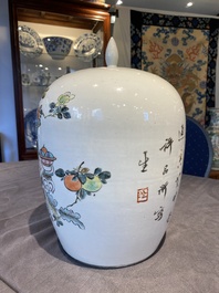 Een Chinese qianjiang cai dekselpot met decor van antiquiteiten, gesigneerd Xu Pinheng 許品衡, gedateerd 1903