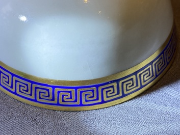 Onze soucoupes et dix tasses en porcelaine de Chine monogramm&eacute;es 'PM' sur fond dor&eacute;, Yongzheng/Qianlong