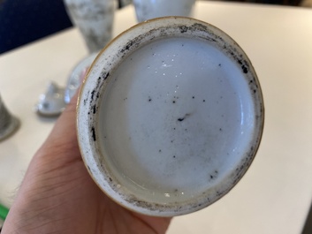 Een Chinees grisaille kaststel van vijf vazen met landschapsdecor, Yongzheng