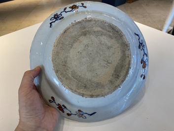 Een Chinese famille rose schotel met decor van tabaksbladeren, Qianlong